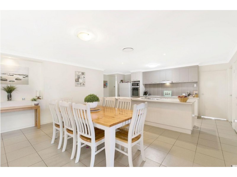 8 Olsen Crescent, Wakerley QLD 4154