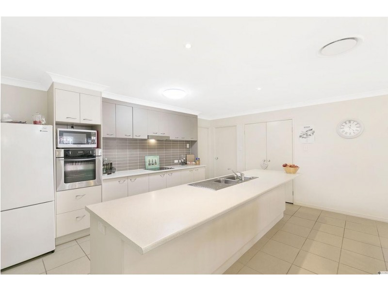 8 Olsen Crescent, Wakerley QLD 4154