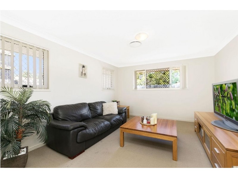 8 Olsen Crescent, Wakerley QLD 4154