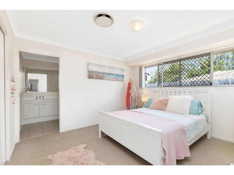 8 Olsen Crescent, Wakerley QLD 4154