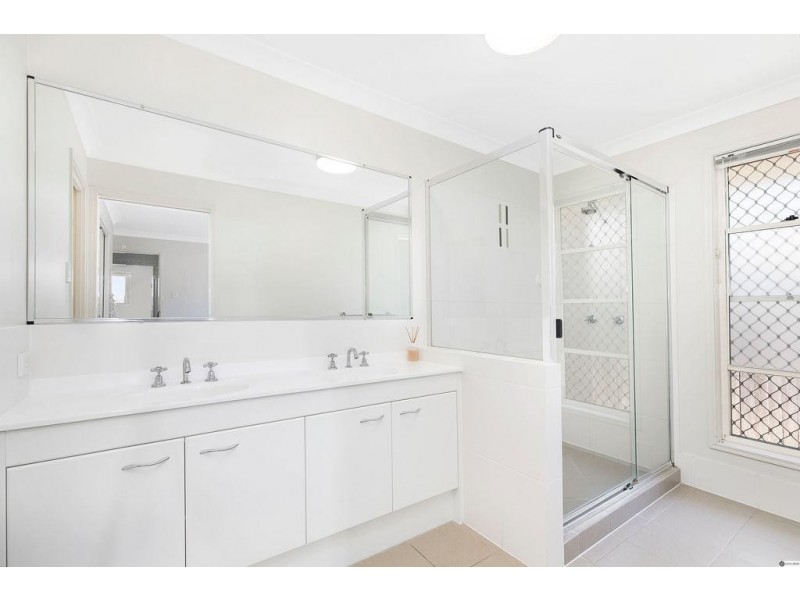 8 Olsen Crescent, Wakerley QLD 4154