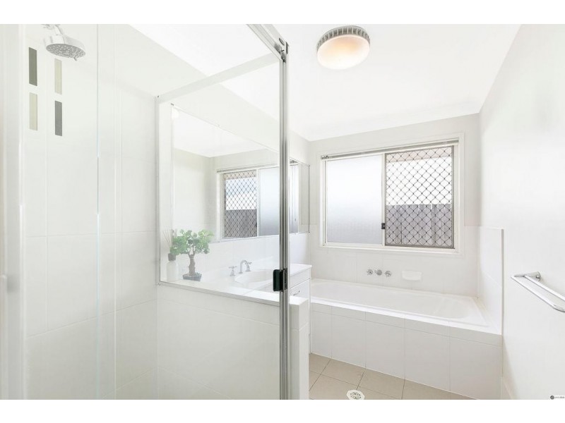 8 Olsen Crescent, Wakerley QLD 4154
