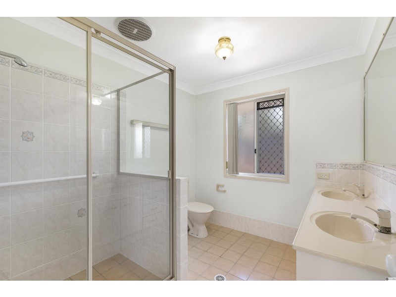 52 Miles Crescent, Manly West QLD 4179
