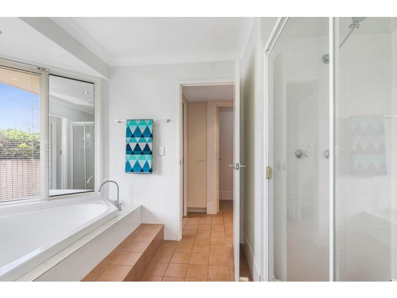 8 Weir Close, Belmont QLD 4153