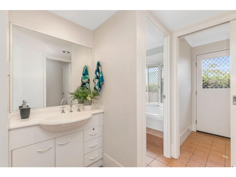 8 Weir Close, Belmont QLD 4153