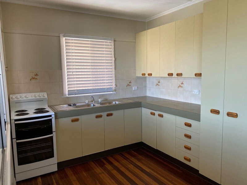 33 Gordon Parade, Manly QLD 4179