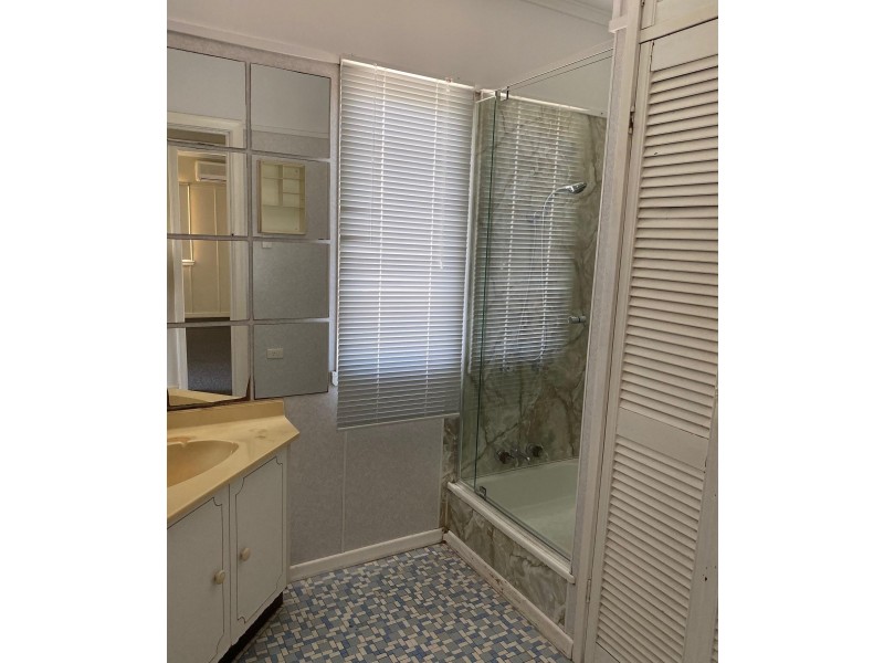 33 Gordon Parade, Manly QLD 4179
