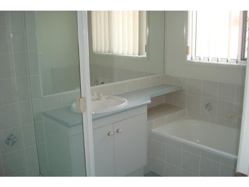 99 Evelyn Road, Wynnum West QLD 4178