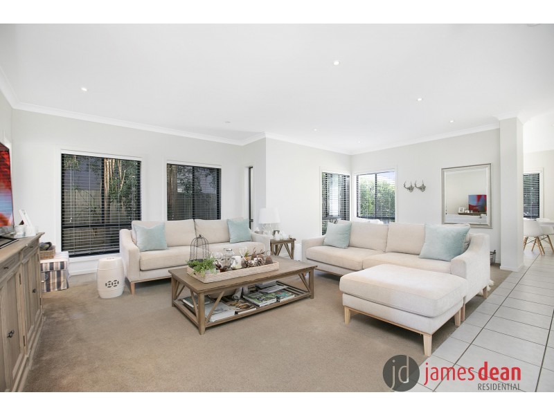 8 Hillcroft Place, Belmont QLD 4153