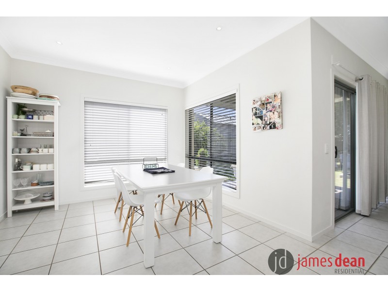 8 Hillcroft Place, Belmont QLD 4153