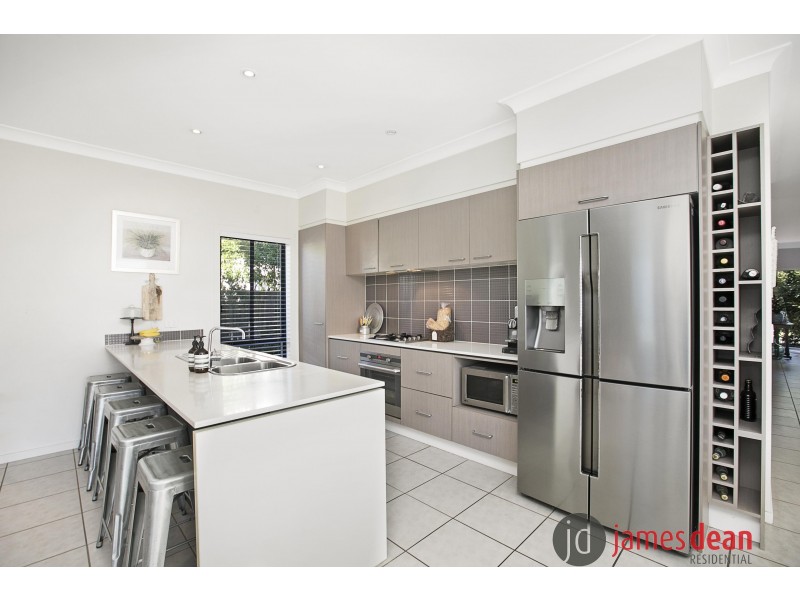 8 Hillcroft Place, Belmont QLD 4153