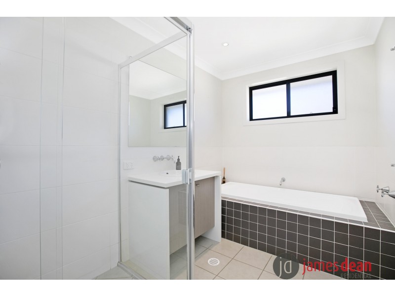 8 Hillcroft Place, Belmont QLD 4153