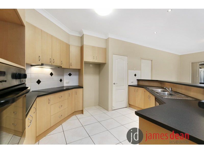 24 Fennessey Close, Wakerley QLD 4154