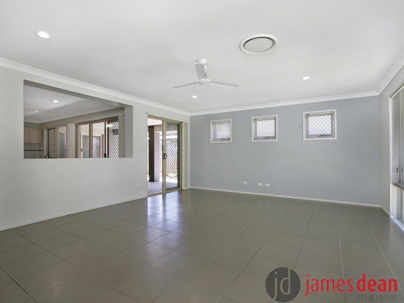 33 Lachlan Drive, Wakerley QLD 4154