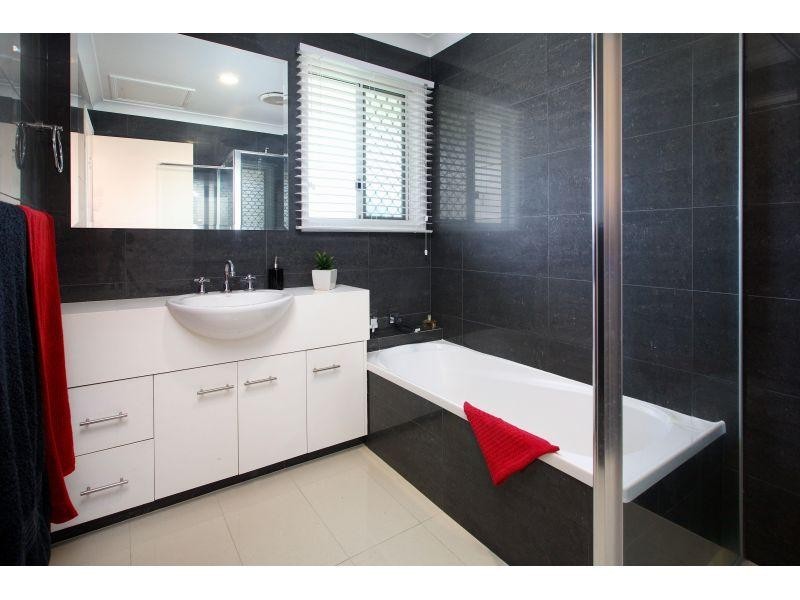 11 Eadie Place, Wynnum West QLD 4178