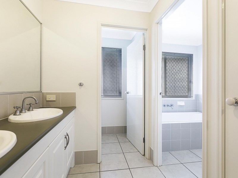 16 Daphne Place, Wakerley QLD 4154