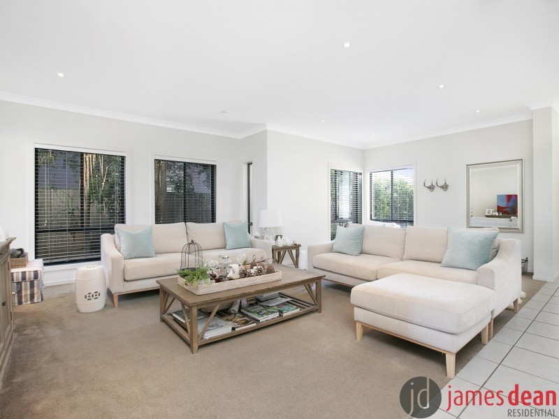 8 Hillcroft Place, Belmont QLD 4153