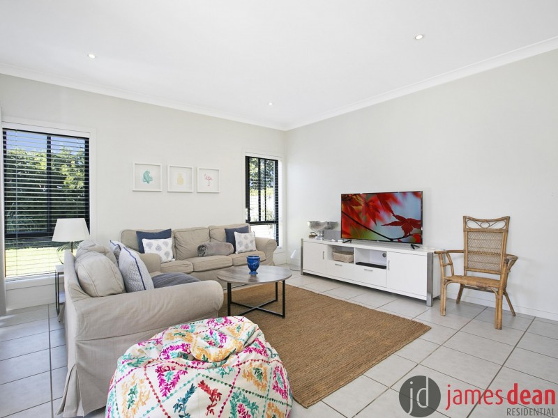 8 Hillcroft Place, Belmont QLD 4153