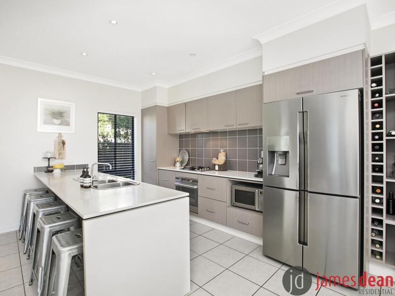 8 Hillcroft Place, Belmont QLD 4153