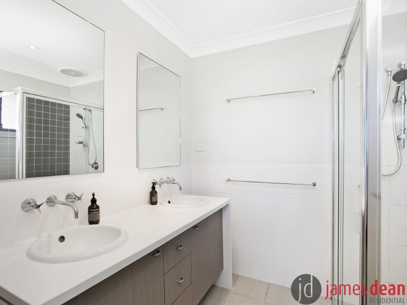 8 Hillcroft Place, Belmont QLD 4153