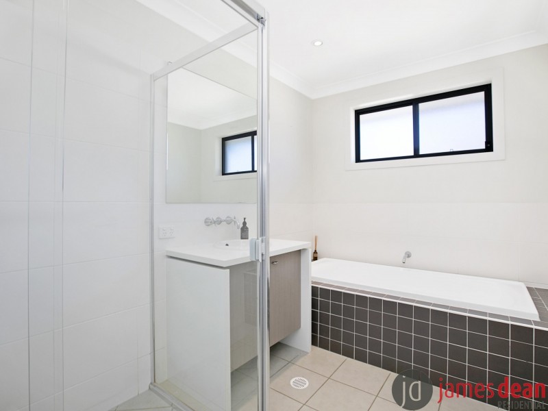 8 Hillcroft Place, Belmont QLD 4153