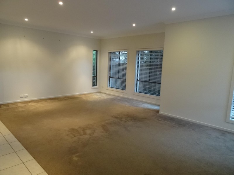 8 Hillcroft Place, Belmont QLD 4153