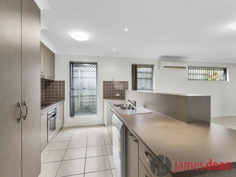 8 Daphne Place, Wakerley QLD 4154