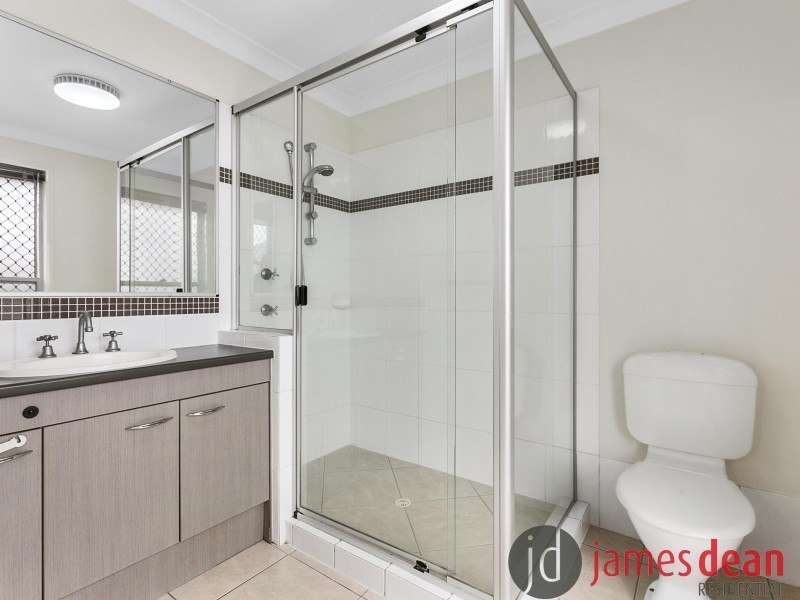 8 Daphne Place, Wakerley QLD 4154