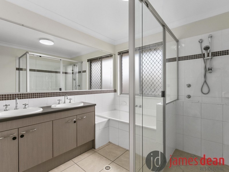 8 Daphne Place, Wakerley QLD 4154