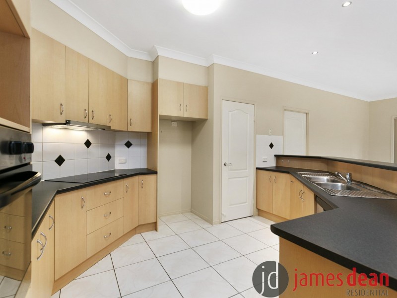 24 Fennessey Close, Wakerley QLD 4154
