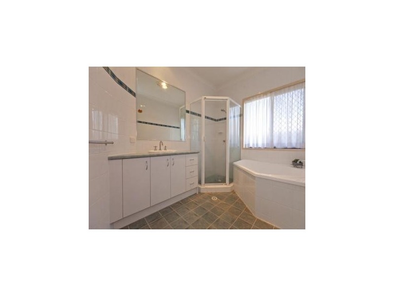 24 Fennessey Close, Wakerley QLD 4154