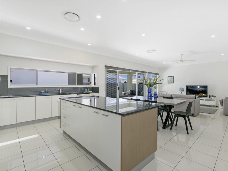 25 Brook Street, Wakerley QLD 4154