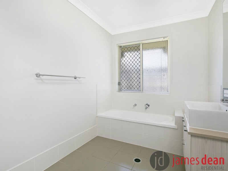 33 Lachlan Drive, Wakerley QLD 4154