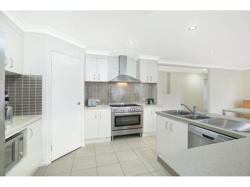 9 Robin Close, Wakerley QLD 4154