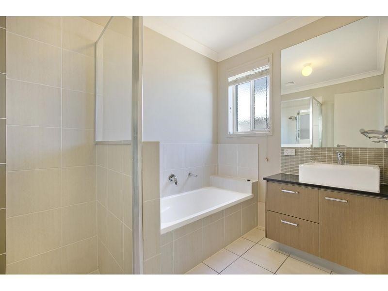 11 Lachlan Drive, Wakerley QLD 4154