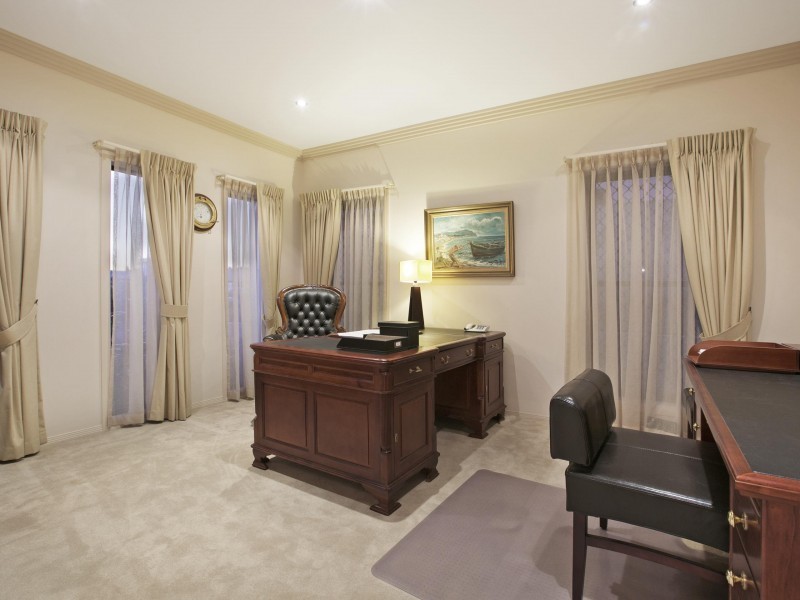 8 Lachlan Drive, Wakerley QLD 4154