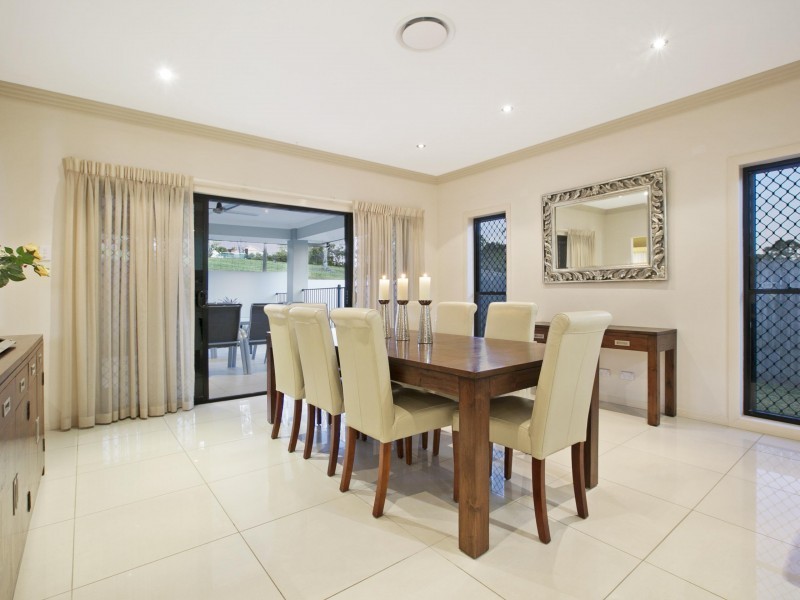 8 Lachlan Drive, Wakerley QLD 4154