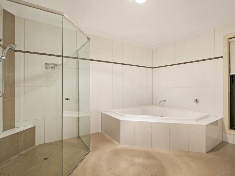 8 Lachlan Drive, Wakerley QLD 4154