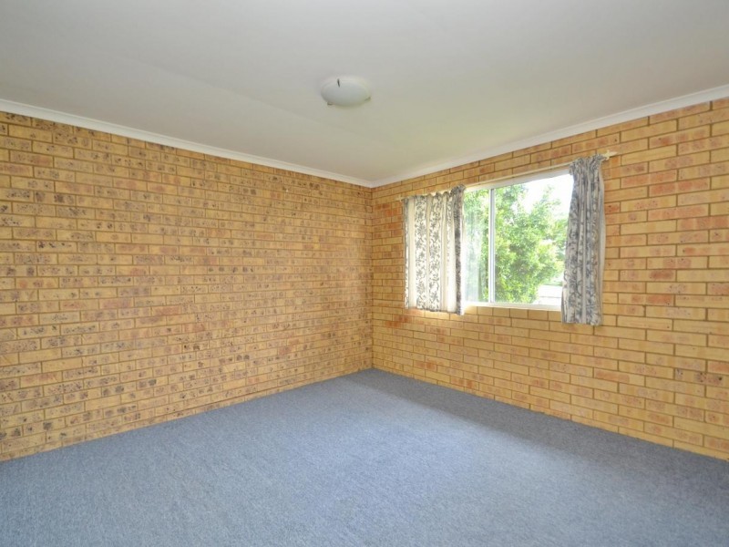 2/8 Furness Road, Southside QLD 4570