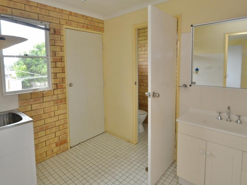 2/8 Furness Road, Southside QLD 4570