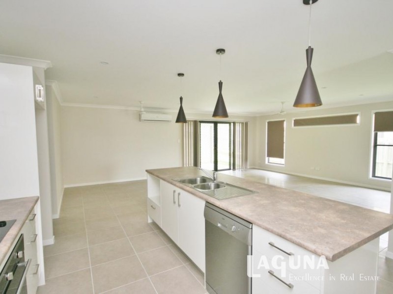 8 Parkview Close, Southside QLD 4570