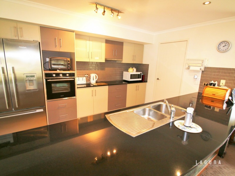 11 Deakin Court, Southside QLD 4570