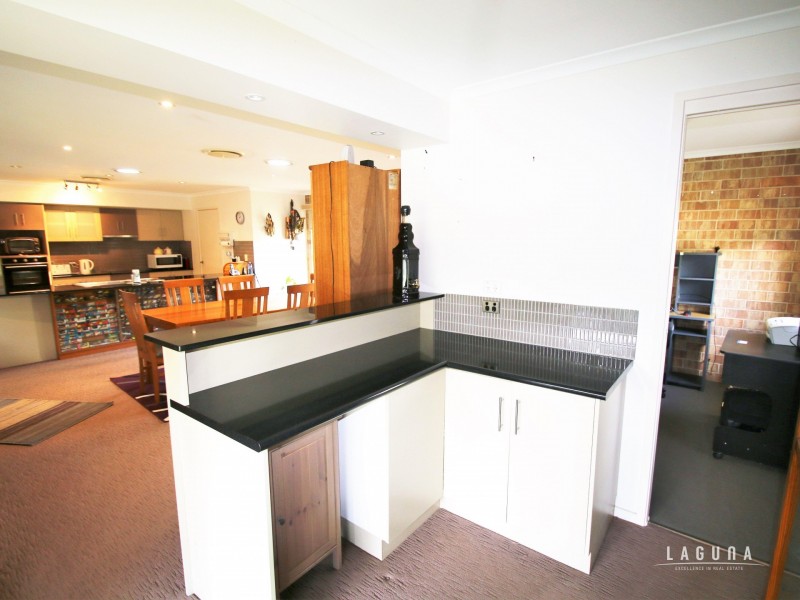 11 Deakin Court, Southside QLD 4570