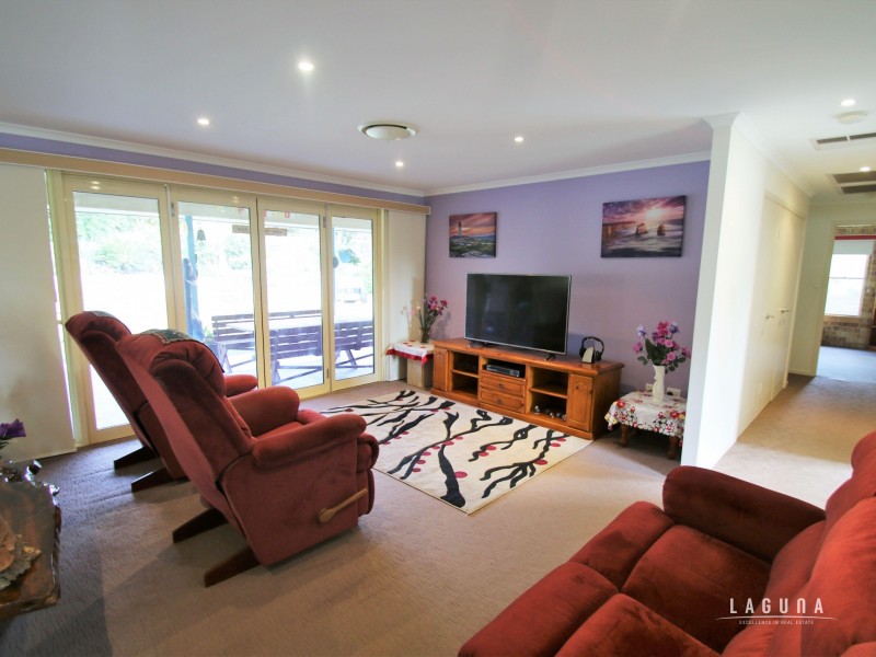 11 Deakin Court, Southside QLD 4570