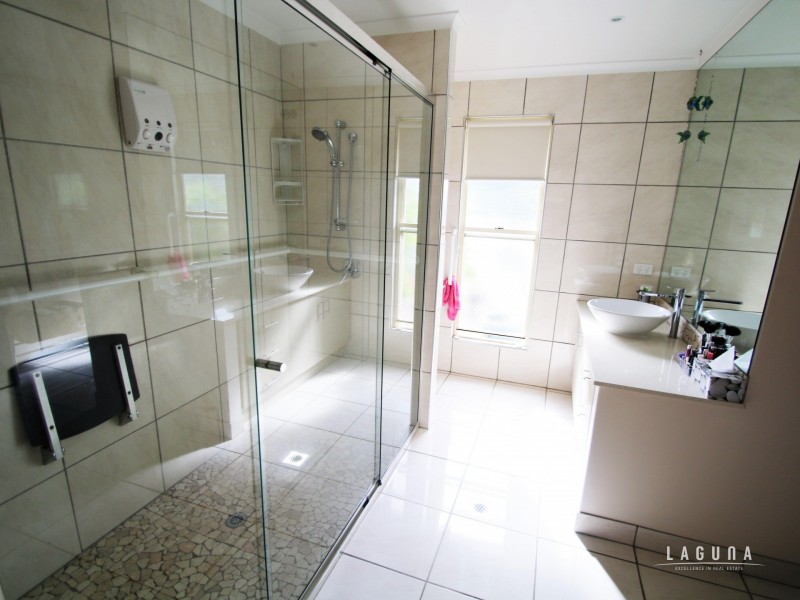 11 Deakin Court, Southside QLD 4570