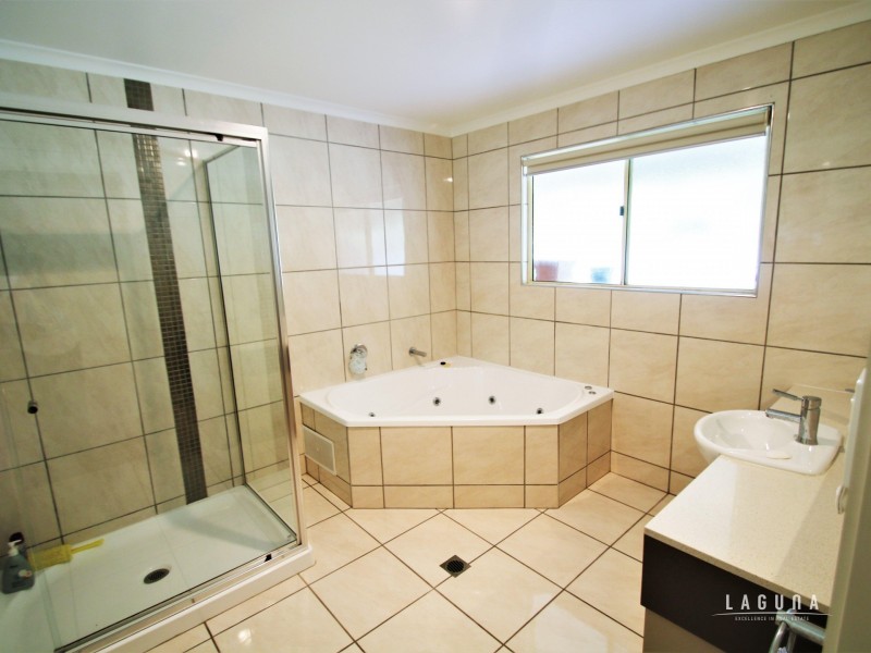 11 Deakin Court, Southside QLD 4570