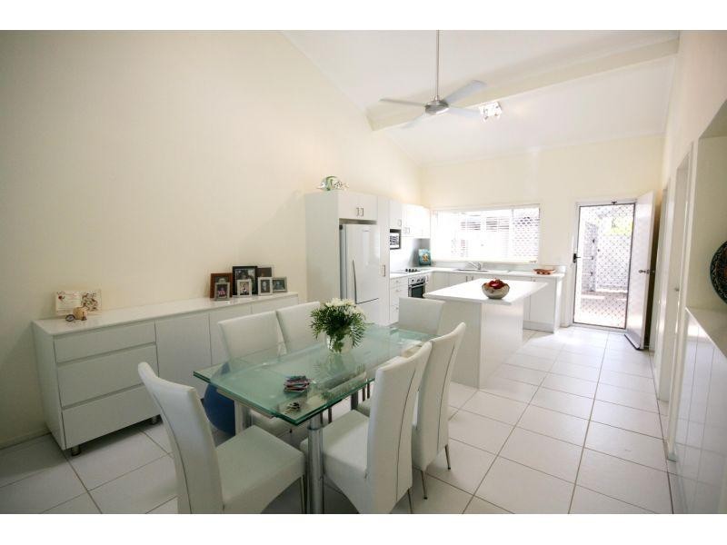 2/11 Woorookool Place, Noosaville QLD 4566