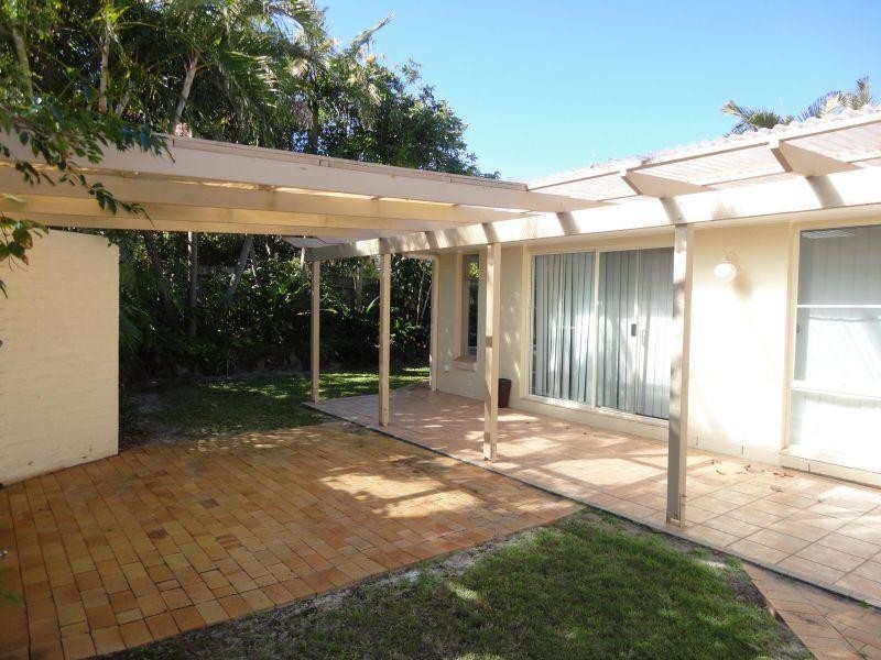 8 Moonbeam, Castaways Beach QLD 4567