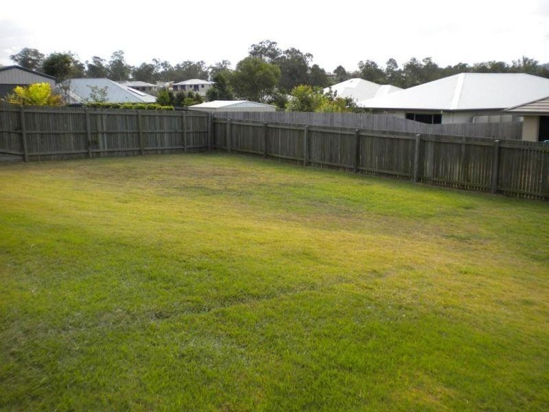 8 Hilltop Ave, Southside QLD 4570