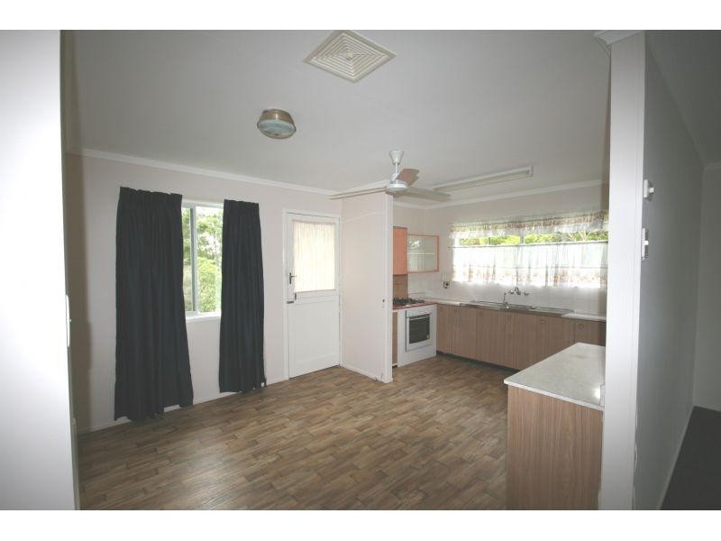 6 James Street, Southside QLD 4570